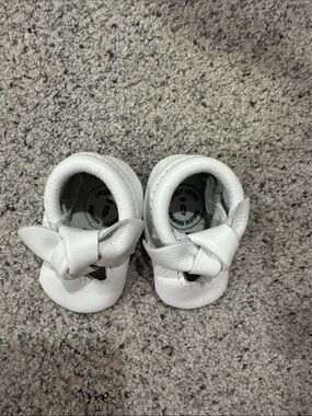 Freshly Picked White Leather Bow Baby Moccasins